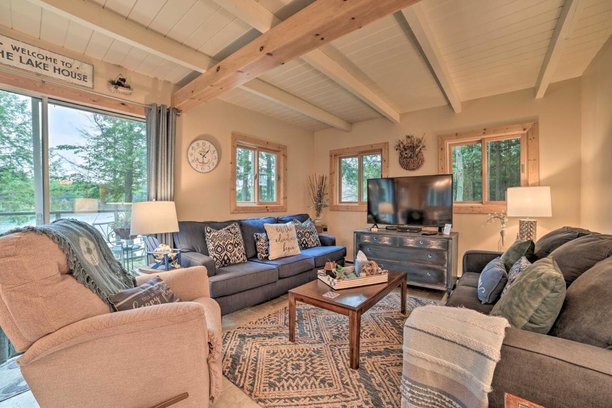 Tranquil Lake Cottage Near Golf with Views and Hot Tub - Housity