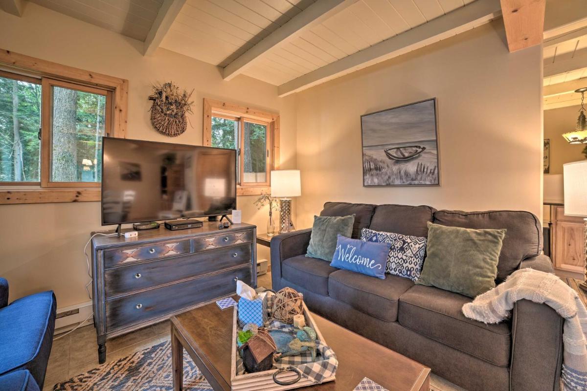 Tranquil Lake Cottage Near Golf with Views and Hot Tub - Housity