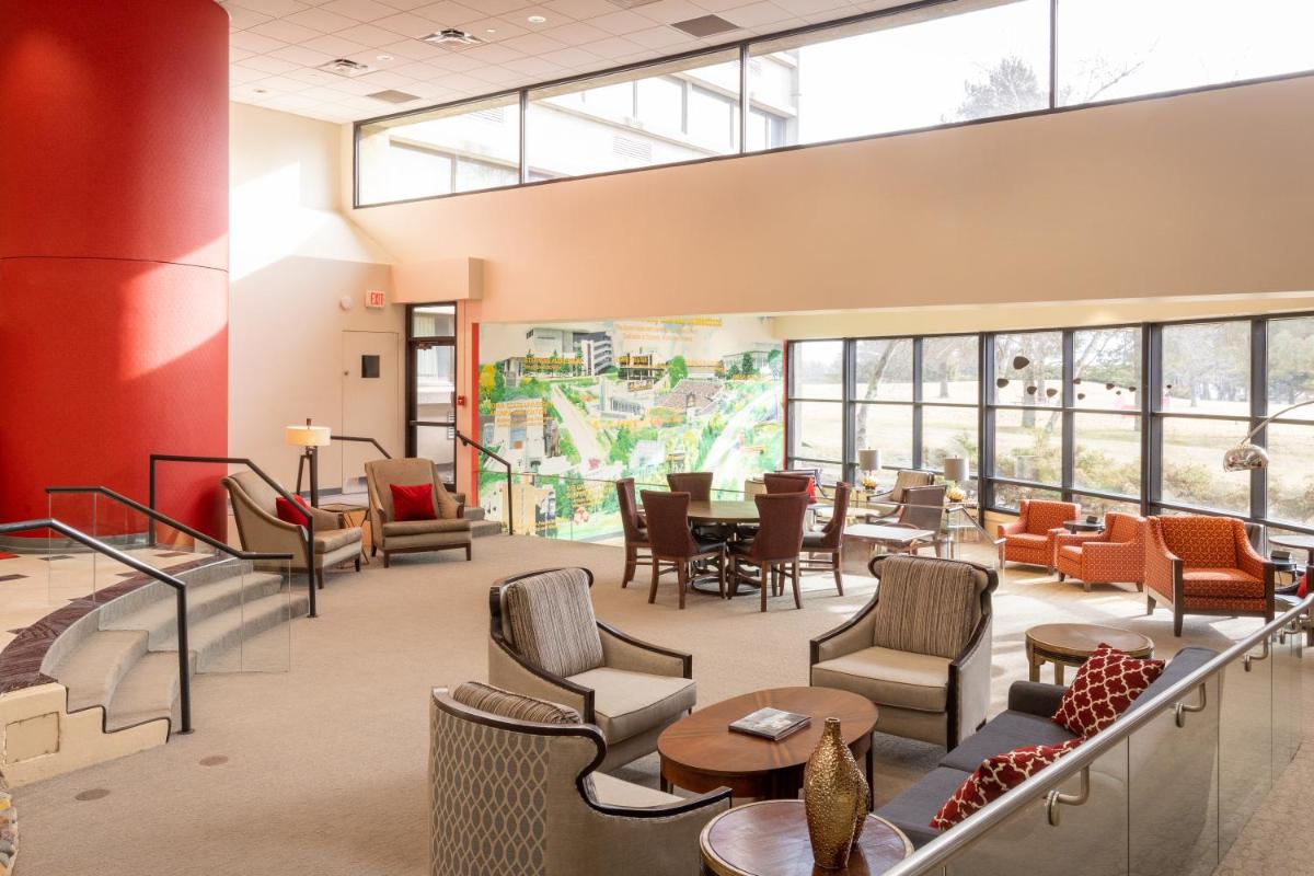 Gateway Hotel and Conference Center - Housity
