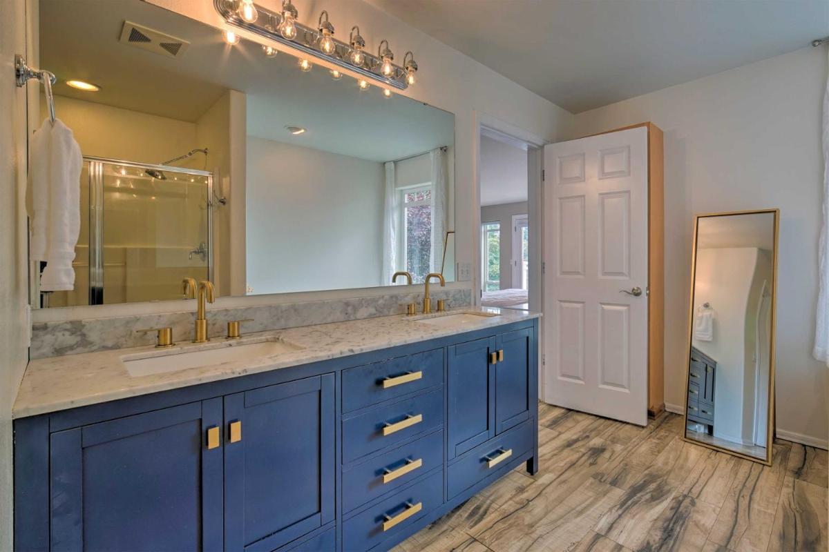 Spacious Lake Stevens Home with Fire Pit, Patio - Housity