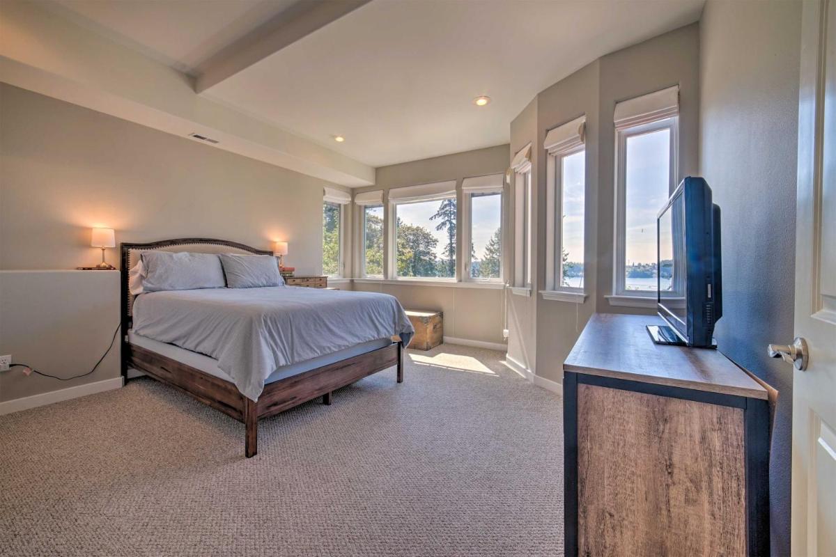 Spacious Lake Stevens Home with Fire Pit, Patio - Housity