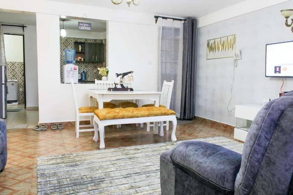 Suitetrails - Blissful 2 bedroom fully furnished with parking.