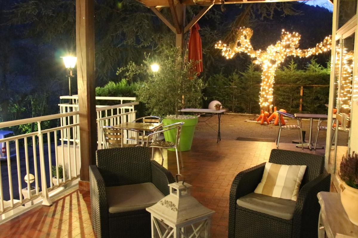 Balcon ou terrasse dans l'établissement Hôtel Spa & Restaurant Ô Pervenches