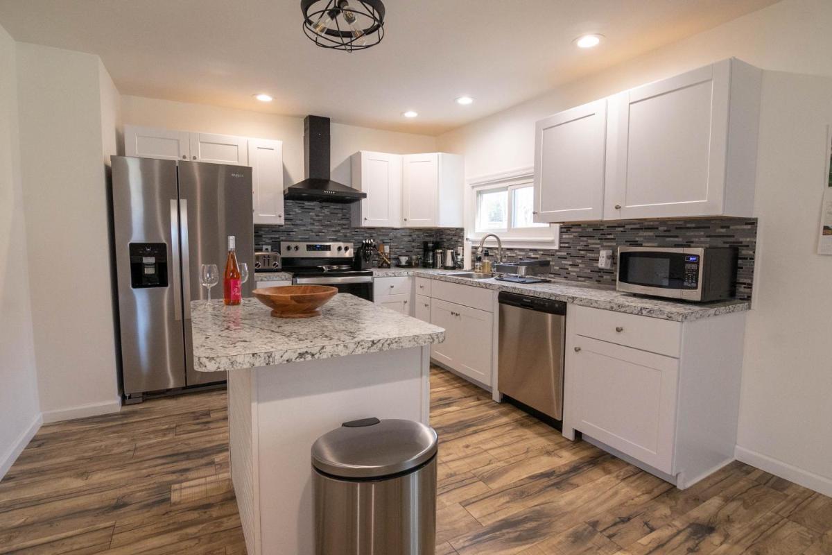 Pocono Lake Retreat - Relaxing 3bdm retreat w/ High Speed Wi-Fi, Work Space and Firepit - Housity
