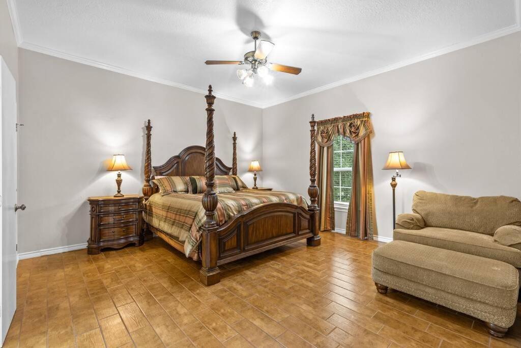 Country Livin.. Sleeps 11.. Available!!! - Housity