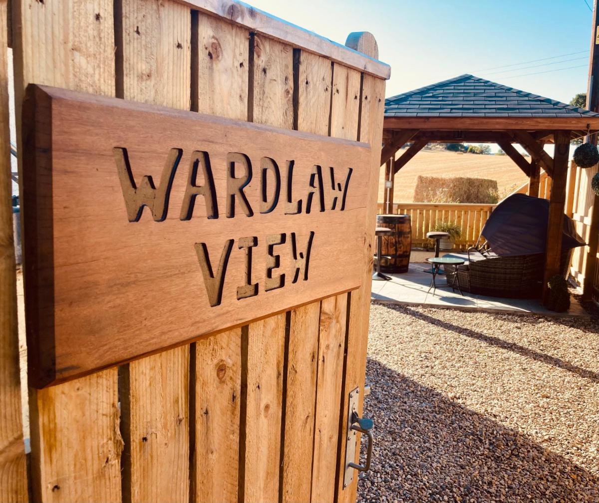 'Wardlaw View' Luxury studio apartment with stunning view - Housity
