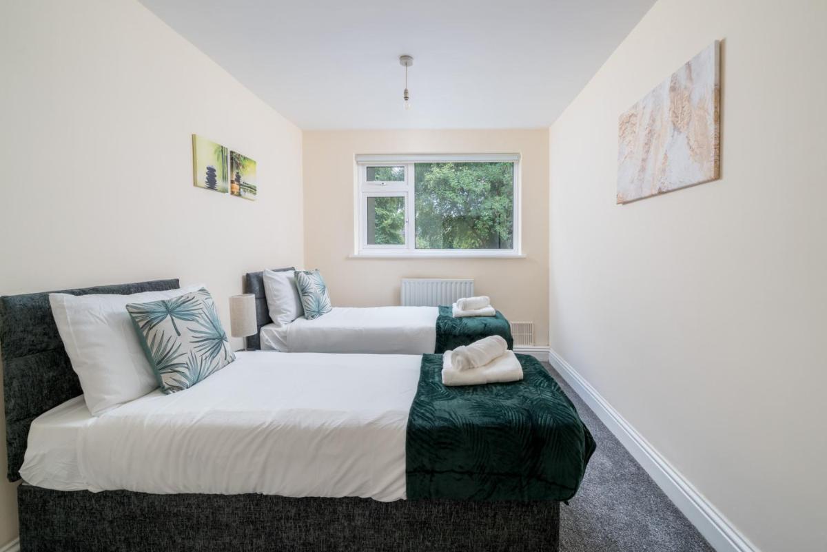 Redhill Surrey 2 Bedroom Pet Friendly Apartment by Sublime Stays - Housity