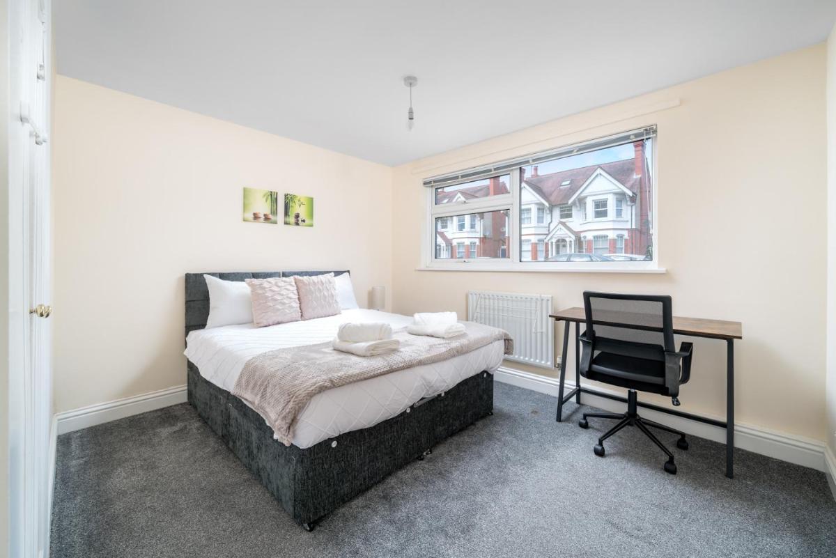 Redhill Surrey 2 Bedroom Pet Friendly Apartment by Sublime Stays - Housity