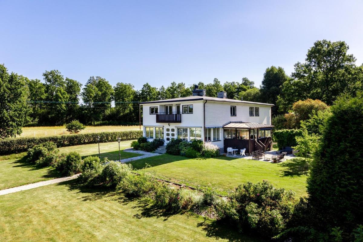 Suitetrails - Large and modern house with its own sandy beach