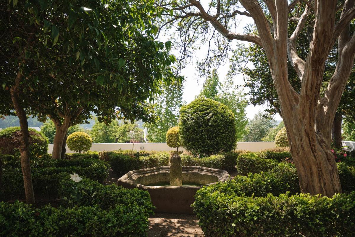 Um jardim no exterior de Octant Lousa