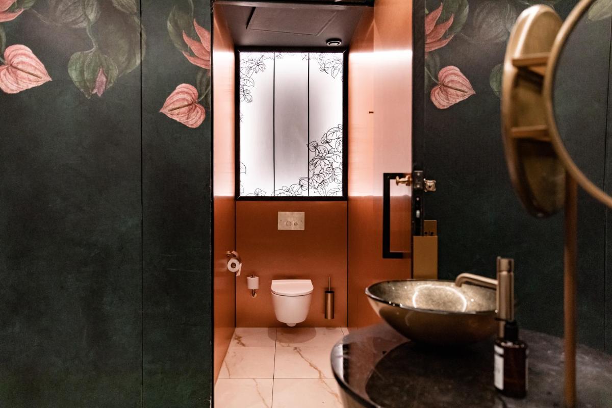 Ambassador City Centre Hotel - Housity