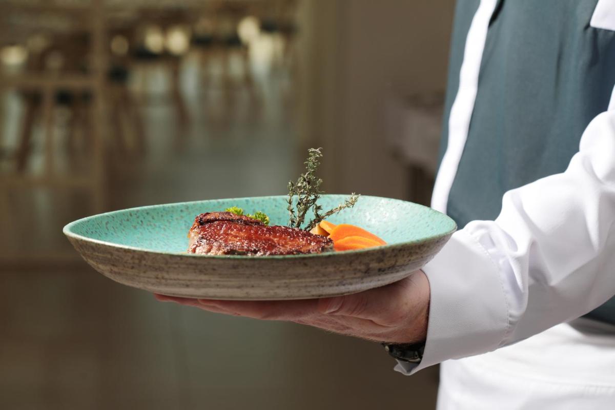 Comida en o cerca de este hotel