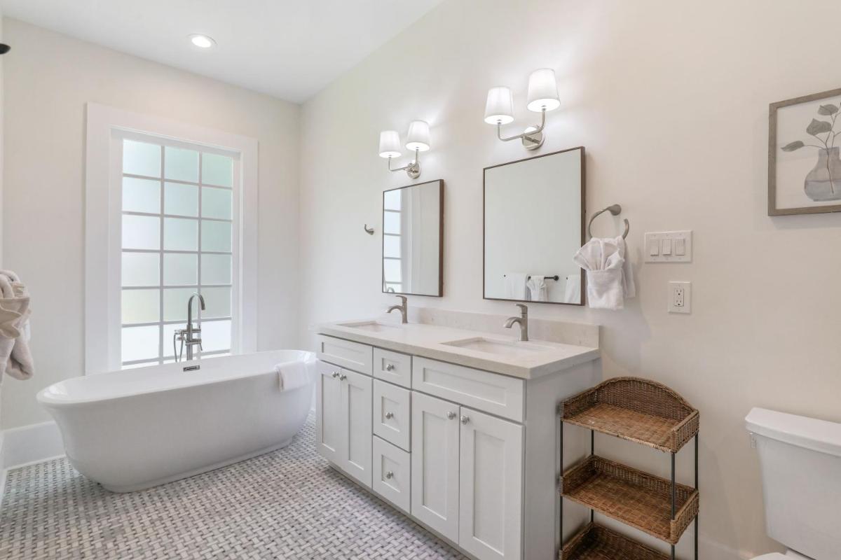 Luxurious House Steps to Mardi Gras Parade Main Route - Housity