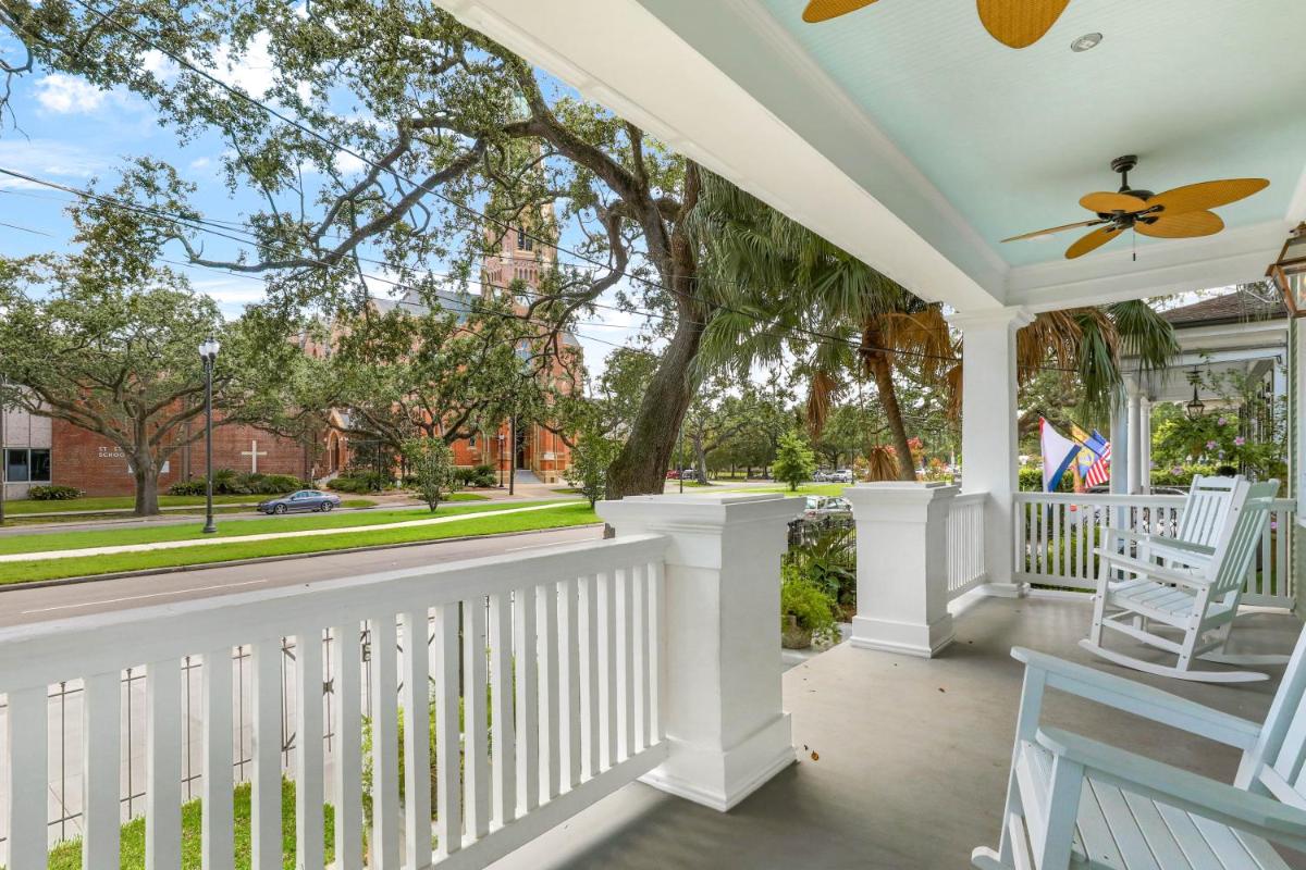 Luxurious House Steps to Mardi Gras Parade Main Route - Housity