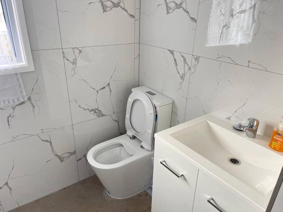 4beds, AC, 15 mins from airport. Swimming pool. - Housity
