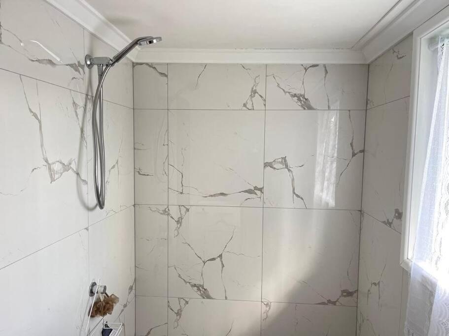 4beds, AC, 15 mins from airport. Swimming pool. - Housity