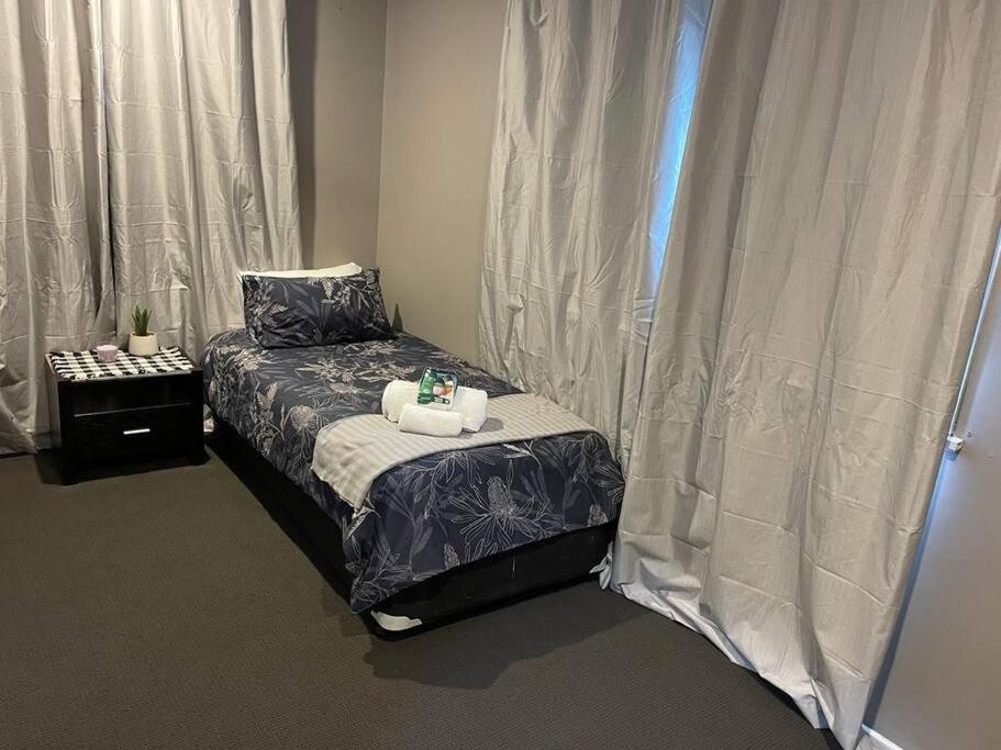 4beds, AC, 15 mins from airport. Swimming pool. - Housity