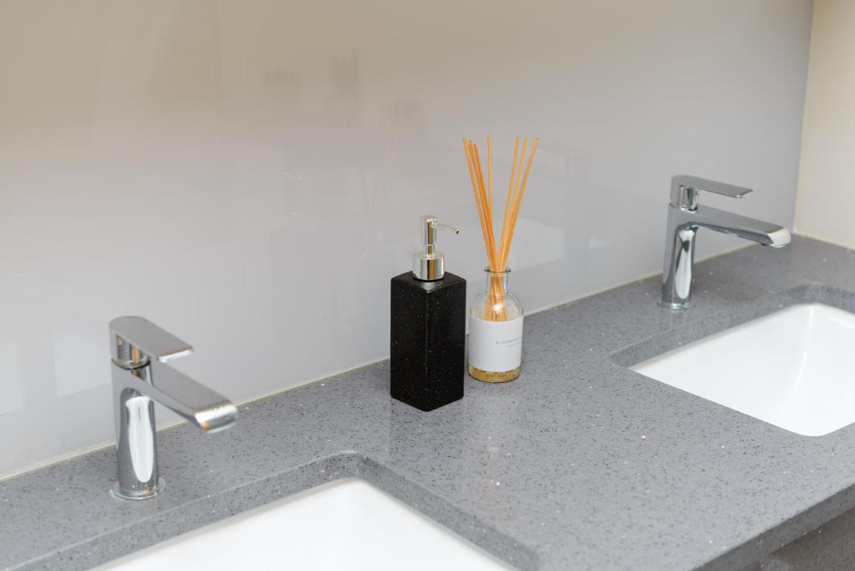 Stylish 2 bed with parking on the Barbican - Housity