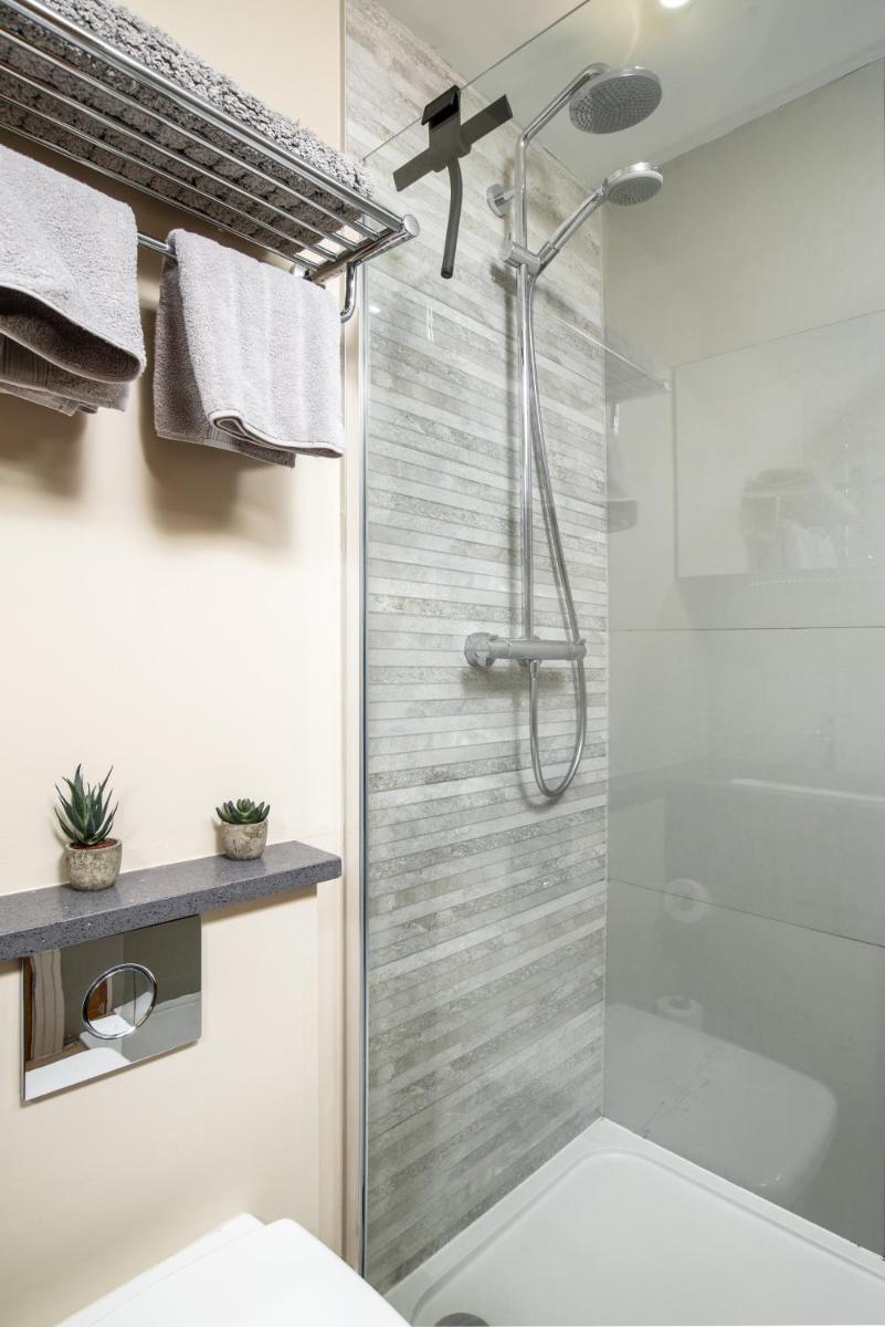 Stylish 2 bed with parking on the Barbican - Housity