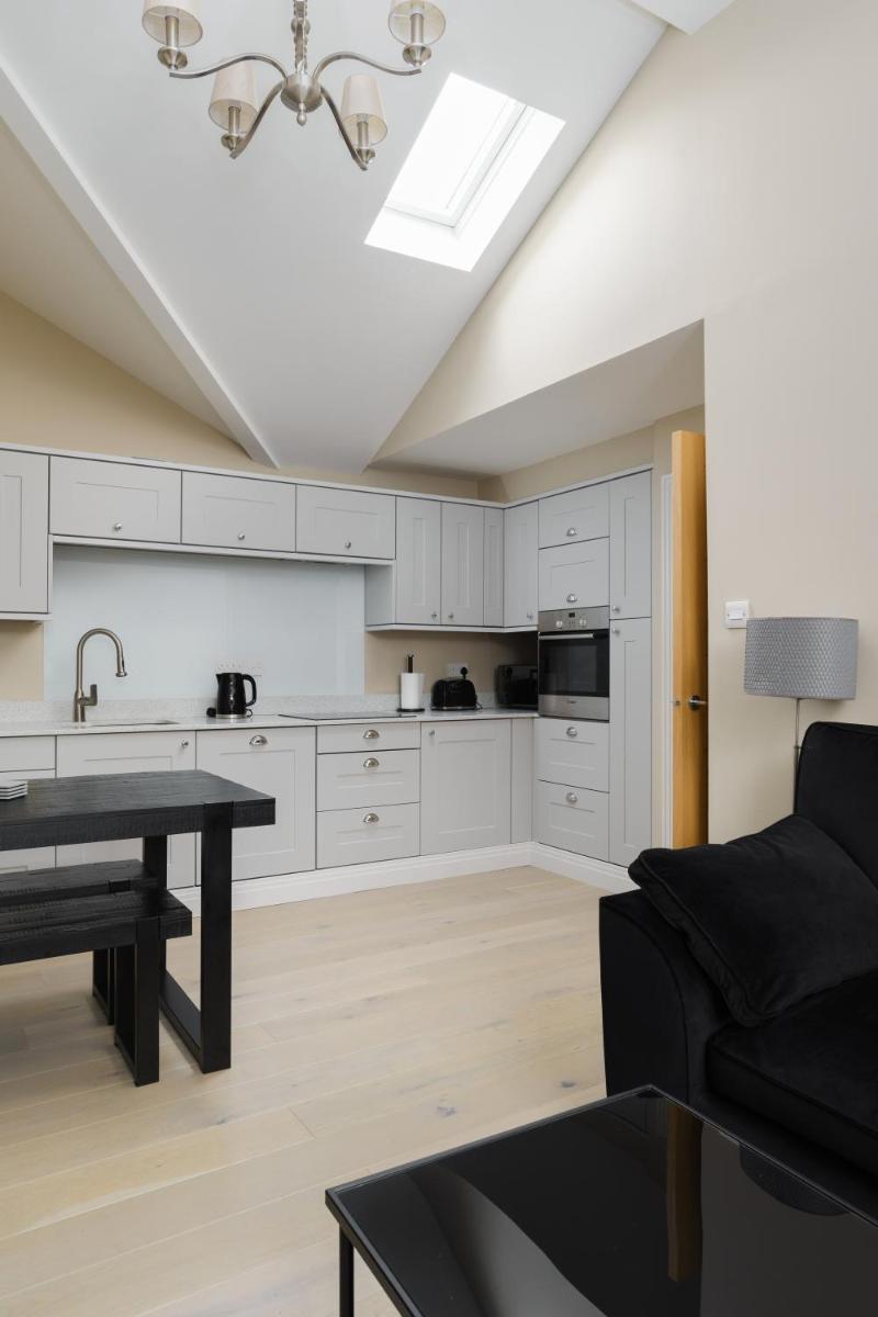 Stylish 2 bed with parking on the Barbican - Housity