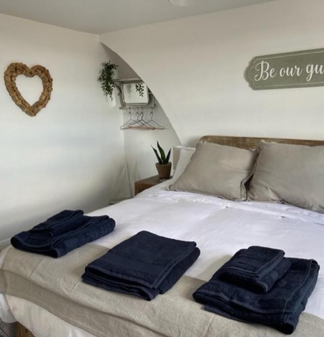 The Loft- Relaxing flat only seconds from the beach. - Housity