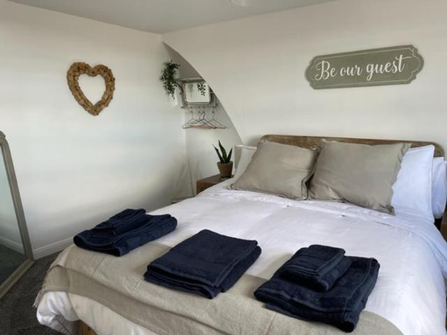 The Loft- Relaxing flat only seconds from the beach. - Housity
