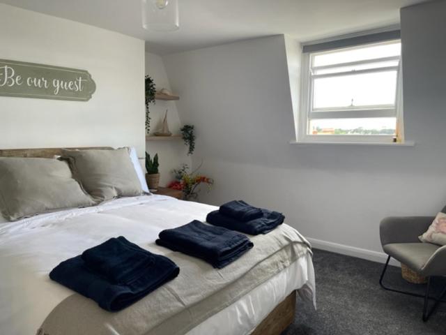The Loft- Relaxing flat only seconds from the beach. - Housity