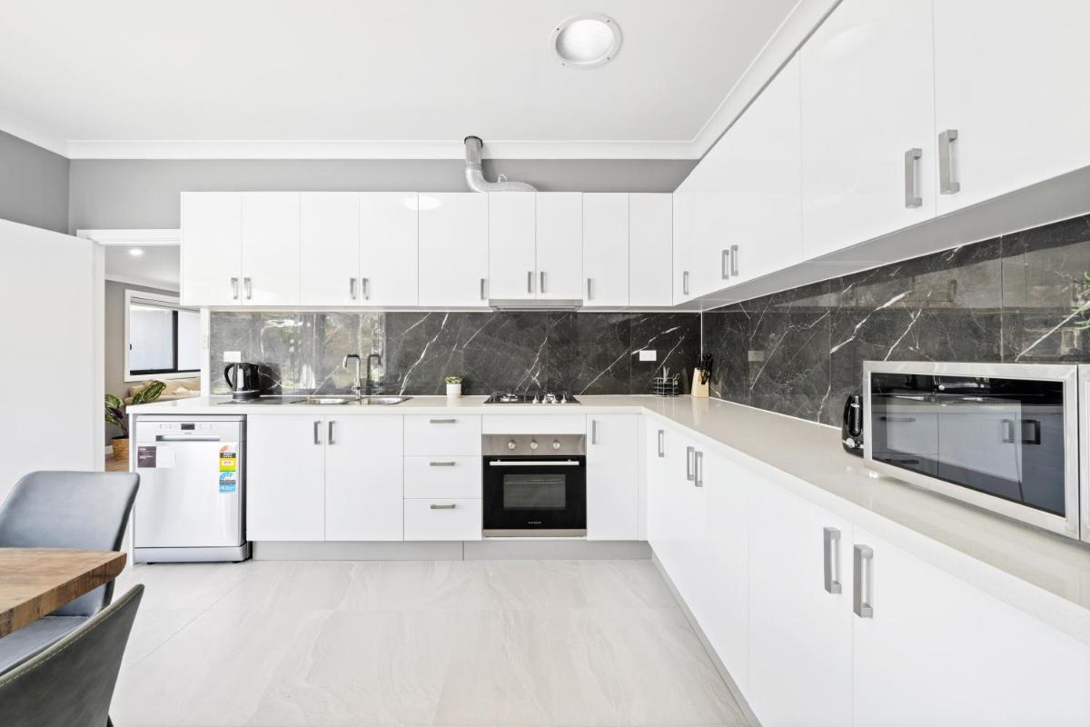 New 2 Bedroom House 500m to Mall with Free Parking - Housity