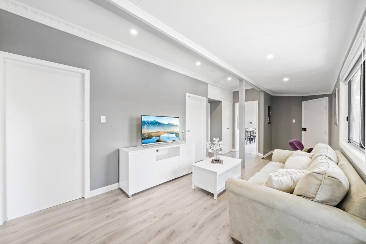 New 2 Bedroom House 500m to Mall with Free Parking - Housity