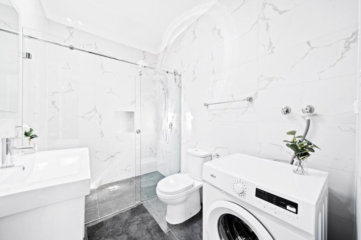New 2 Bedroom House 500m to Mall with Free Parking - Housity