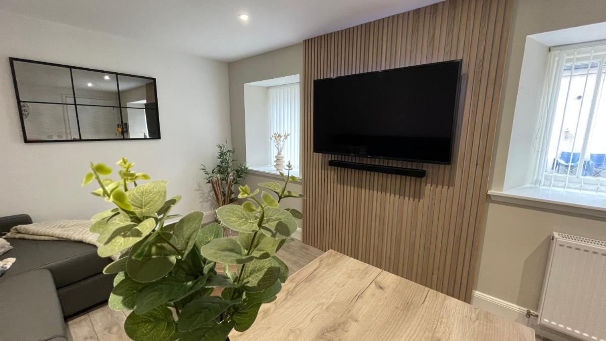 The Forge, Elegant Luxury Apartment with Bike store - Sleeps 4 - Housity