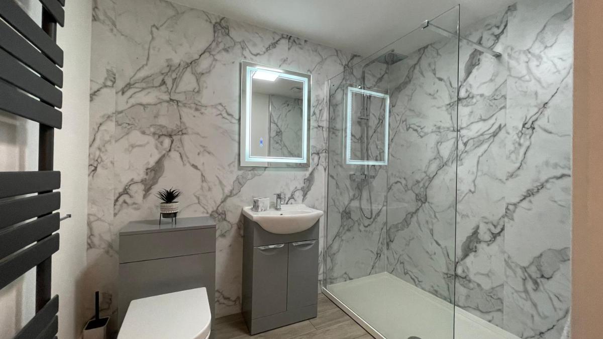 The Forge, Elegant Luxury Apartment with Bike store - Sleeps 4 - Housity
