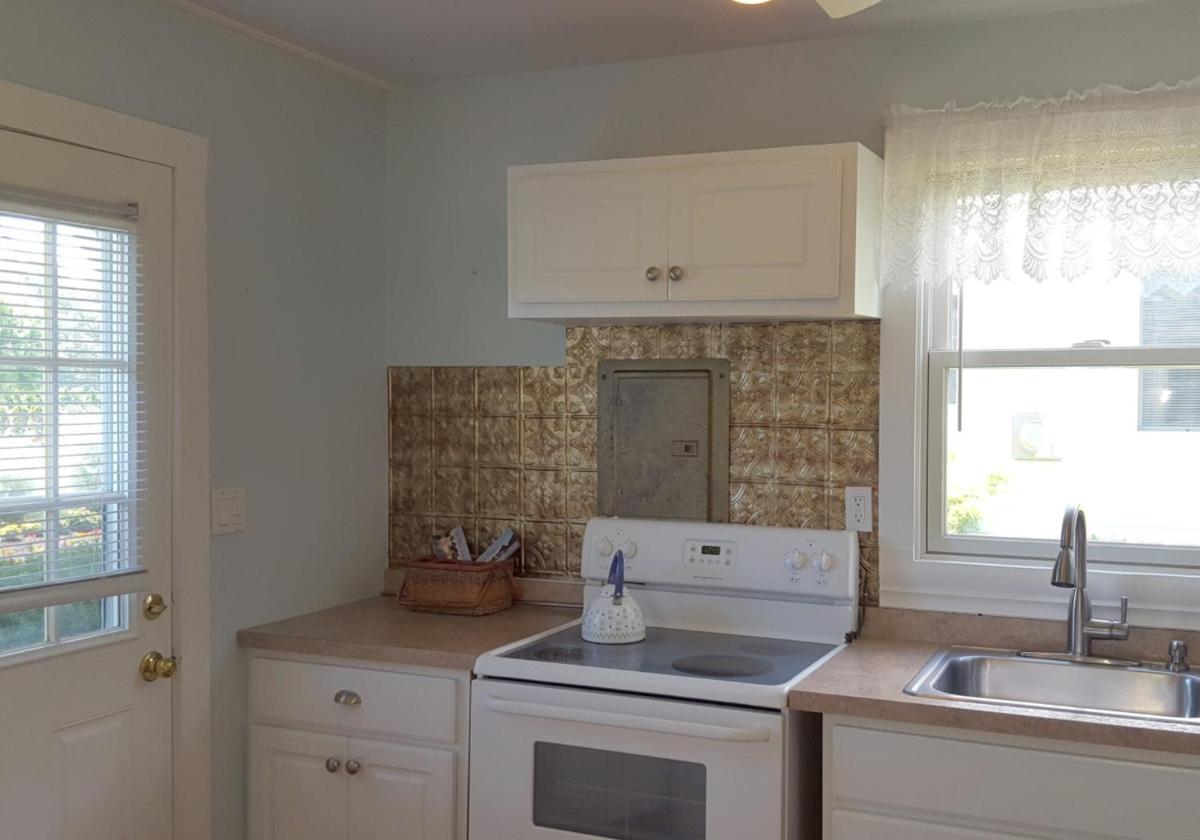 Waterfront Cottage 5 - Housity