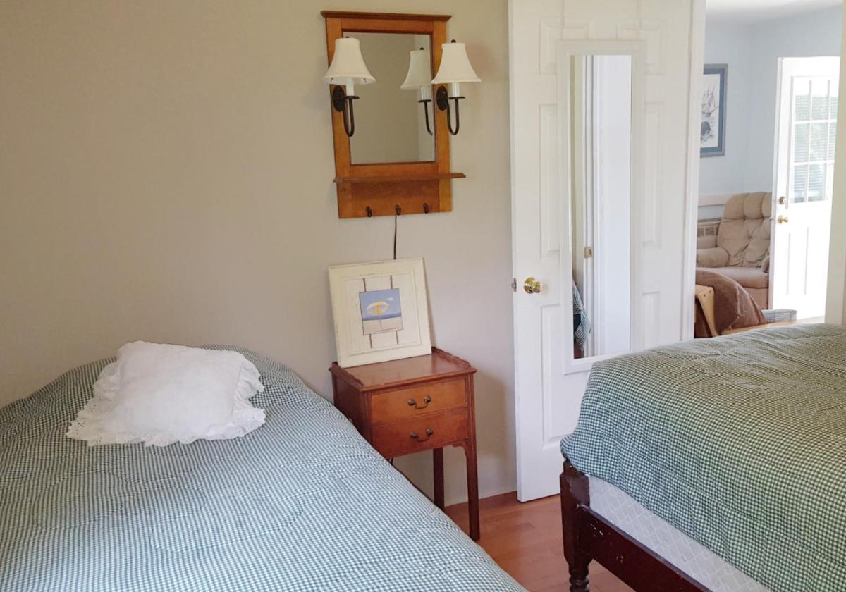 Waterfront Cottage 5 - Housity