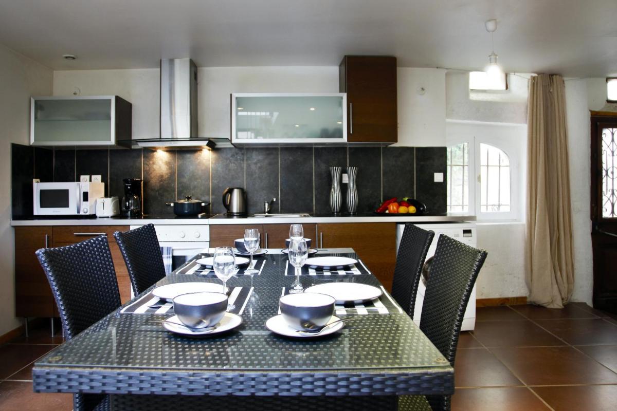 Maison de 2 chambres avec vue sur la ville terrasse et wifi a Cucuron - Housity