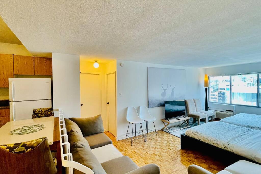 Exquisite Skyview Downtown Montreal - Housity