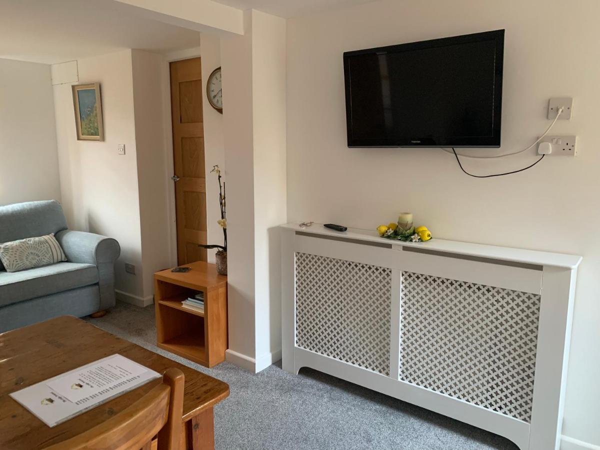 Self contained annex with bedroom bathroom sitting room and kitchenette - Housity