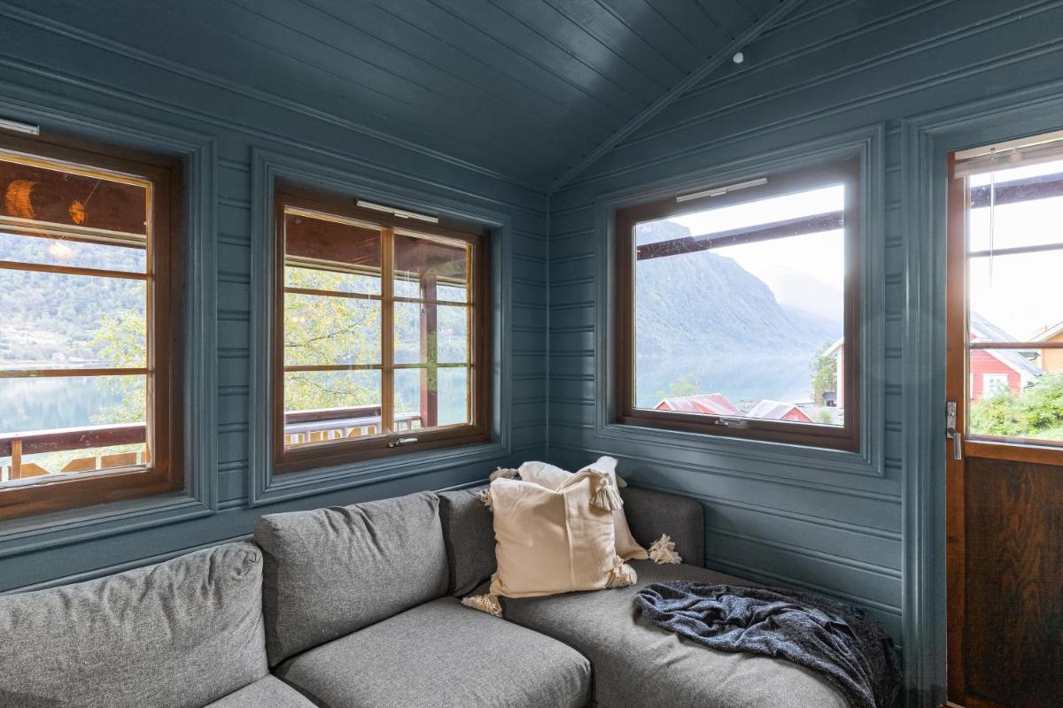 Cabin alongside the beautiful fjærlandsfjord - Housity