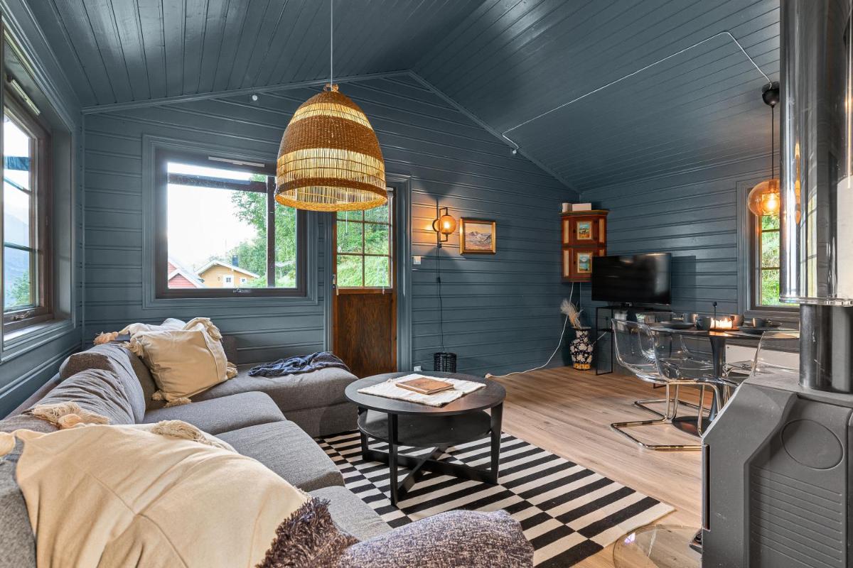 Cabin alongside the beautiful fjærlandsfjord - Housity