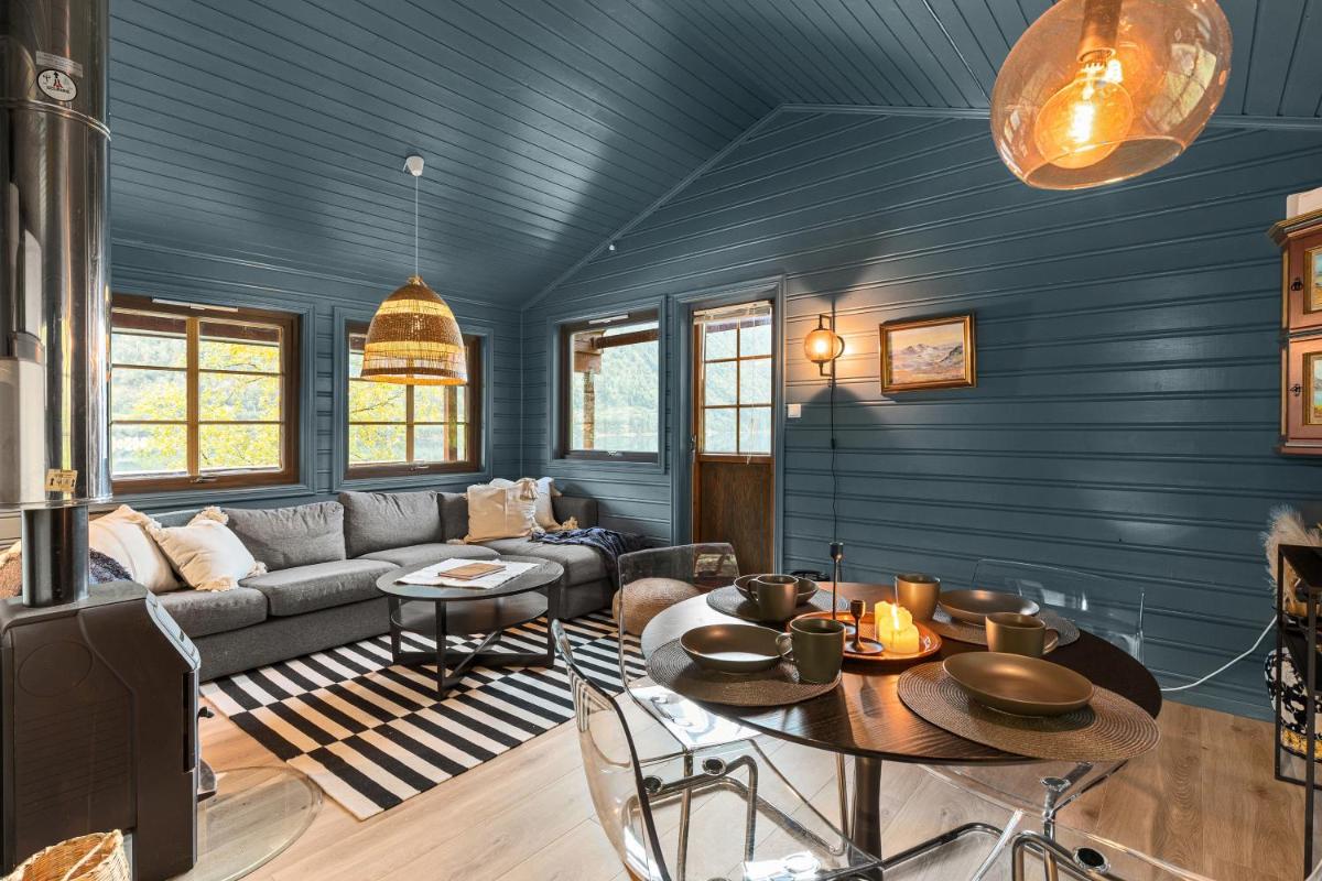 Cabin alongside the beautiful fjærlandsfjord - Housity