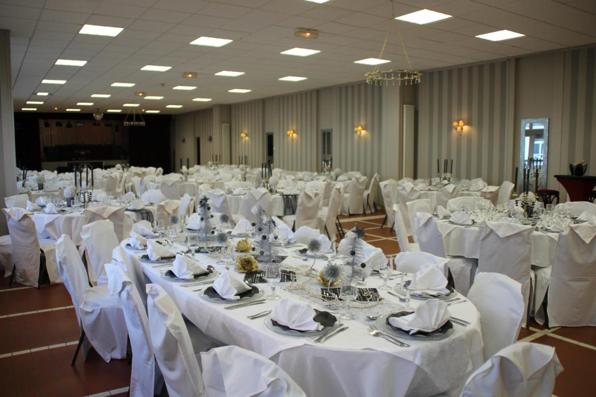 une salle de banquet avec des tables blanches et des chaises blanches dans l'établissement Hotel Regina & Spa, à Berck-sur-Mer 50 autres photos