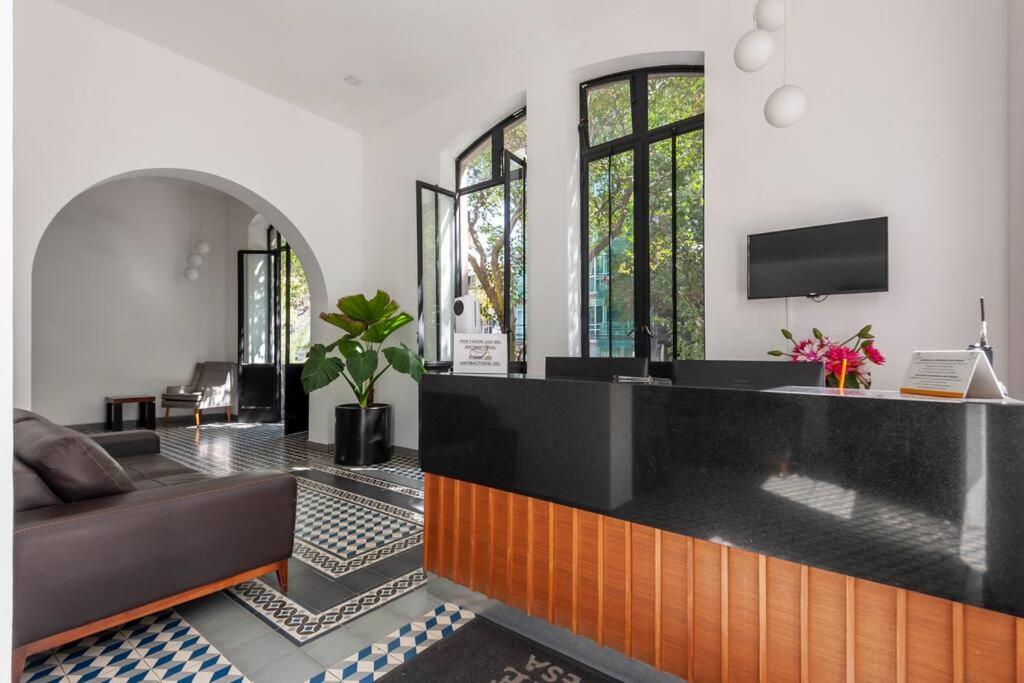 600 sq ft in trendy area, 150 BPS fiber optic - Housity