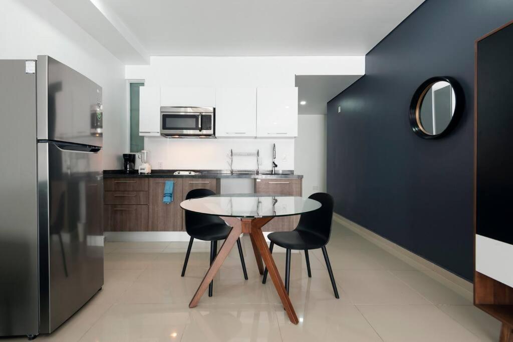 600 sq ft in trendy area, 150 BPS fiber optic - Housity