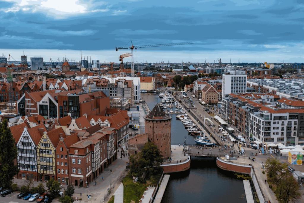 Vintage apartment with huge bed, electric scooter, boxing bag, Gdańsk - Housity