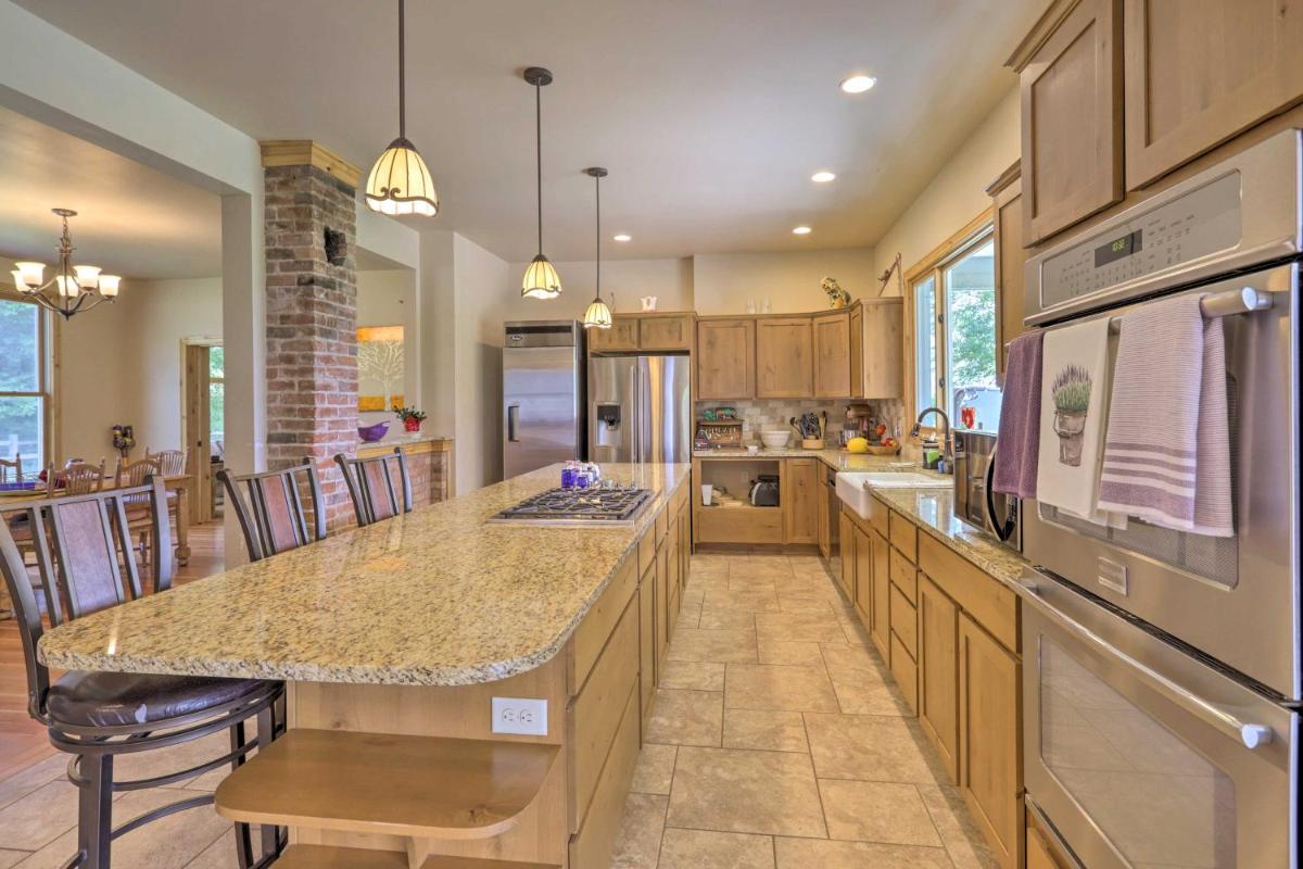 Fruita Victorian Home with Hot Tub and Mountains! - Housity