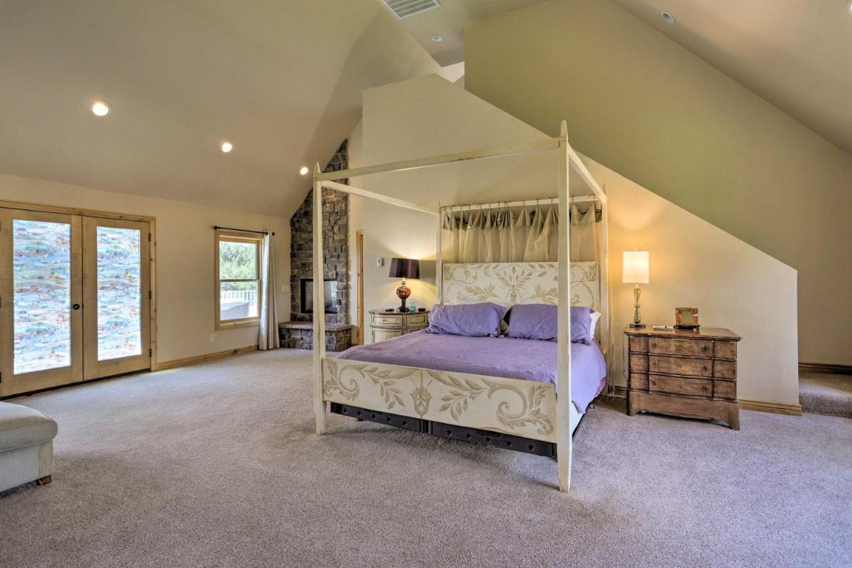 Fruita Victorian Home with Hot Tub and Mountains! - Housity