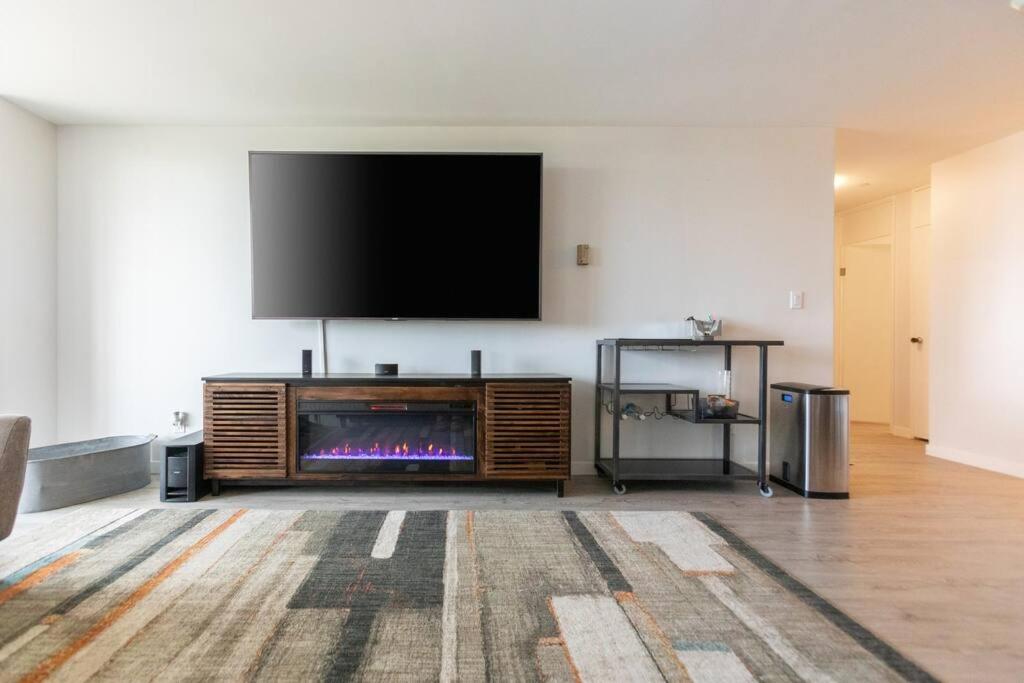 Beautiful 2 bedroom Condo with Great Midtown Views - Housity