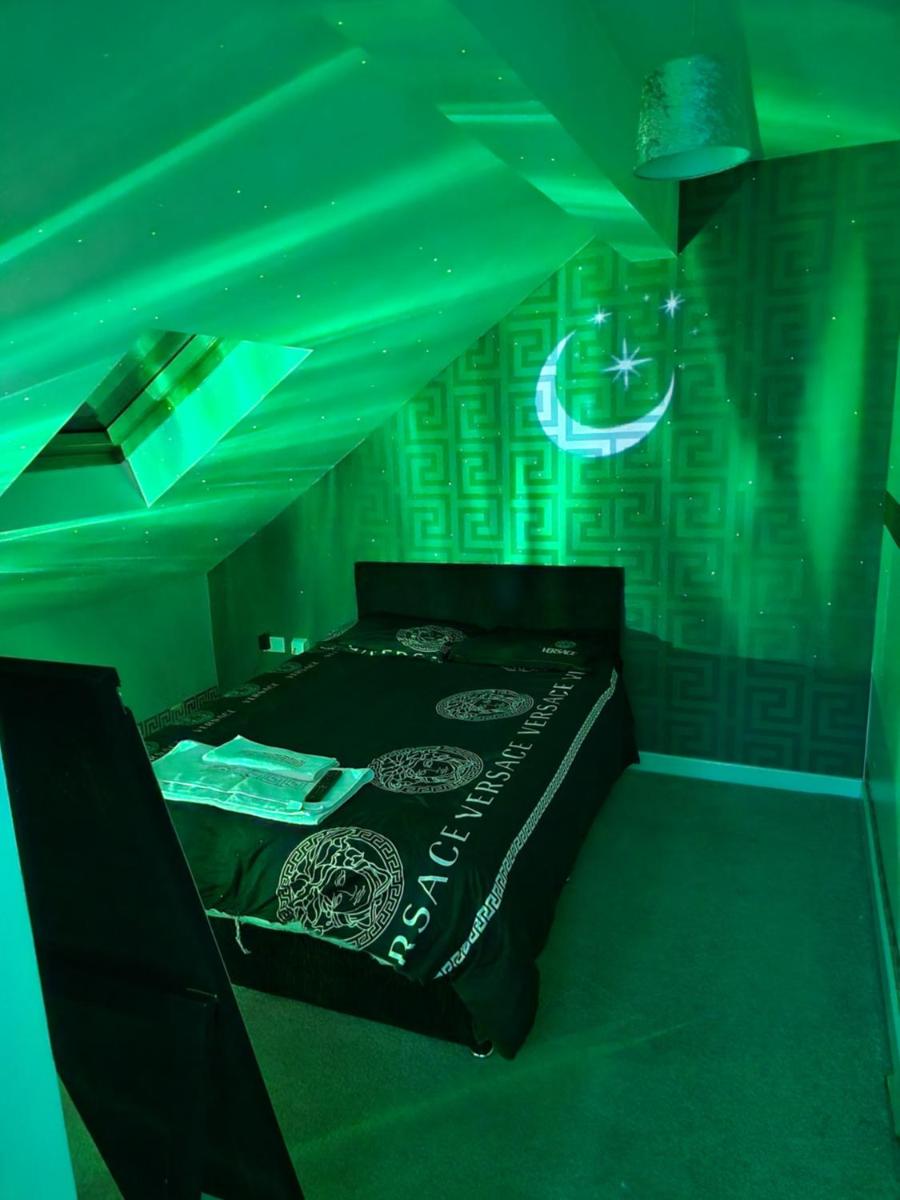 Affordable Versace Designer Full Apartment - Housity