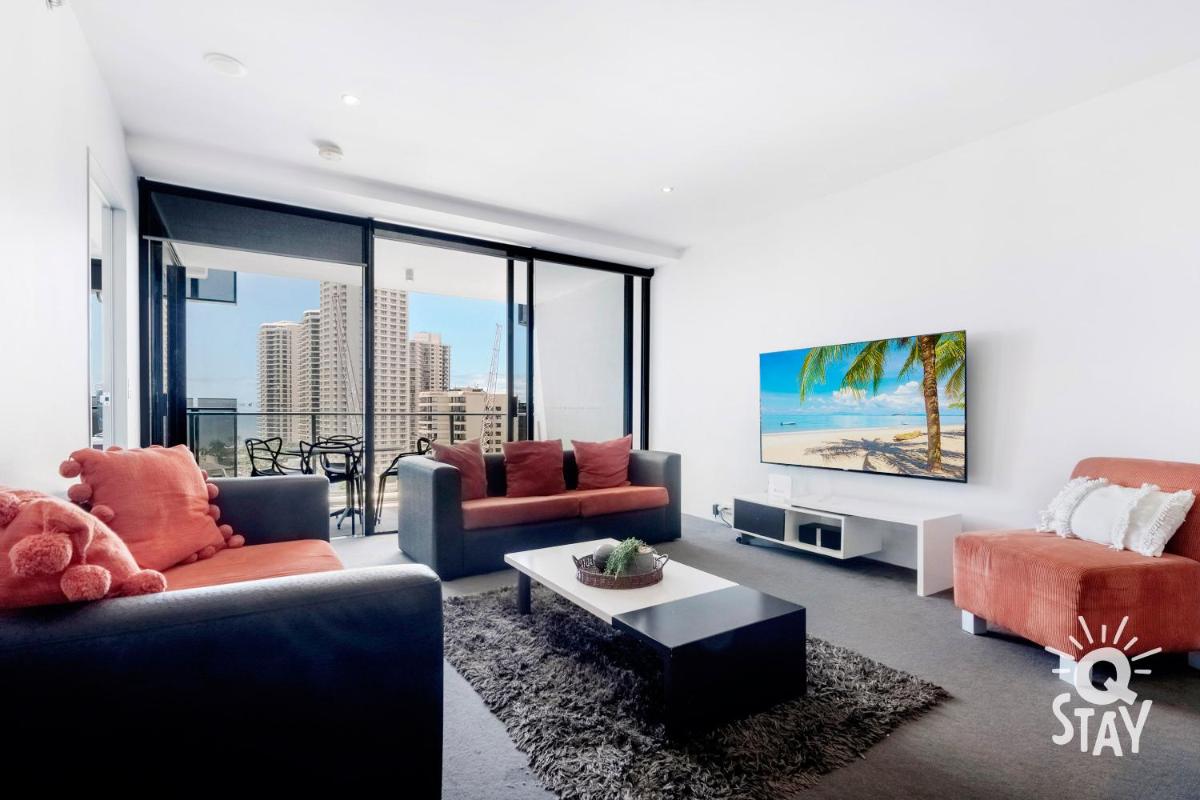 Circle on Cavill, 1 Bedroom Ocean Family Apartment Surfers Paradise - Housity