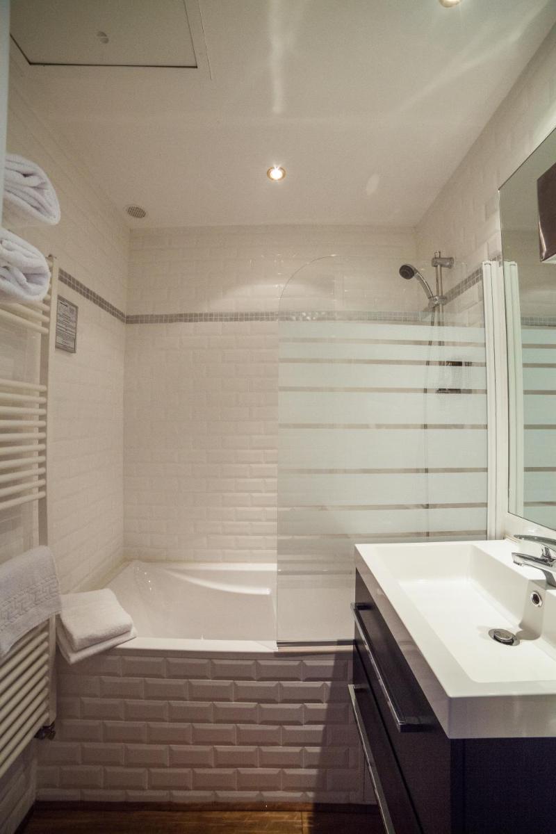 Salle de bains dans l'établissement Hôtel Beau Rivage